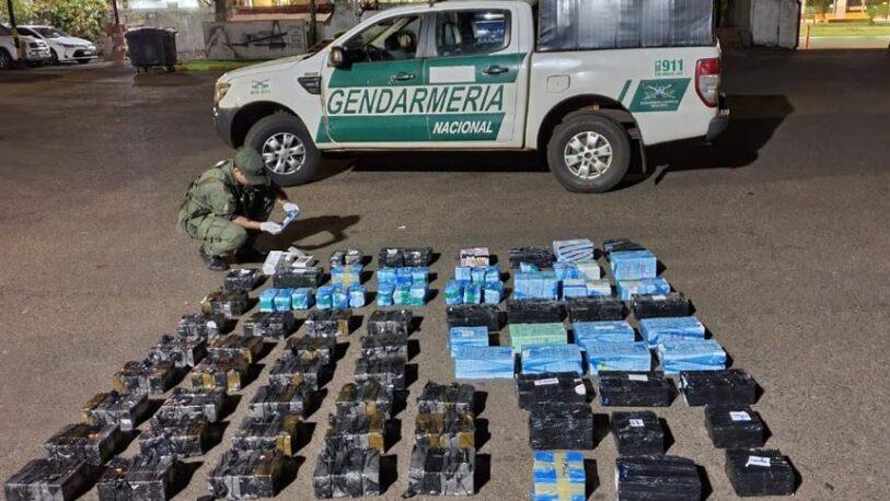 Chofer de colectivo escondía en doble fondo teléfonos Iphone y más de 1.500 baterías de celular