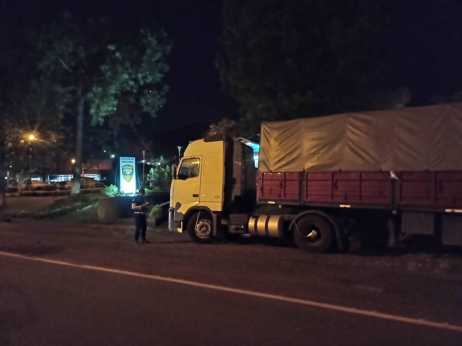 Policía decomisa dos camiones con más de 70 kg de soja sin documentación