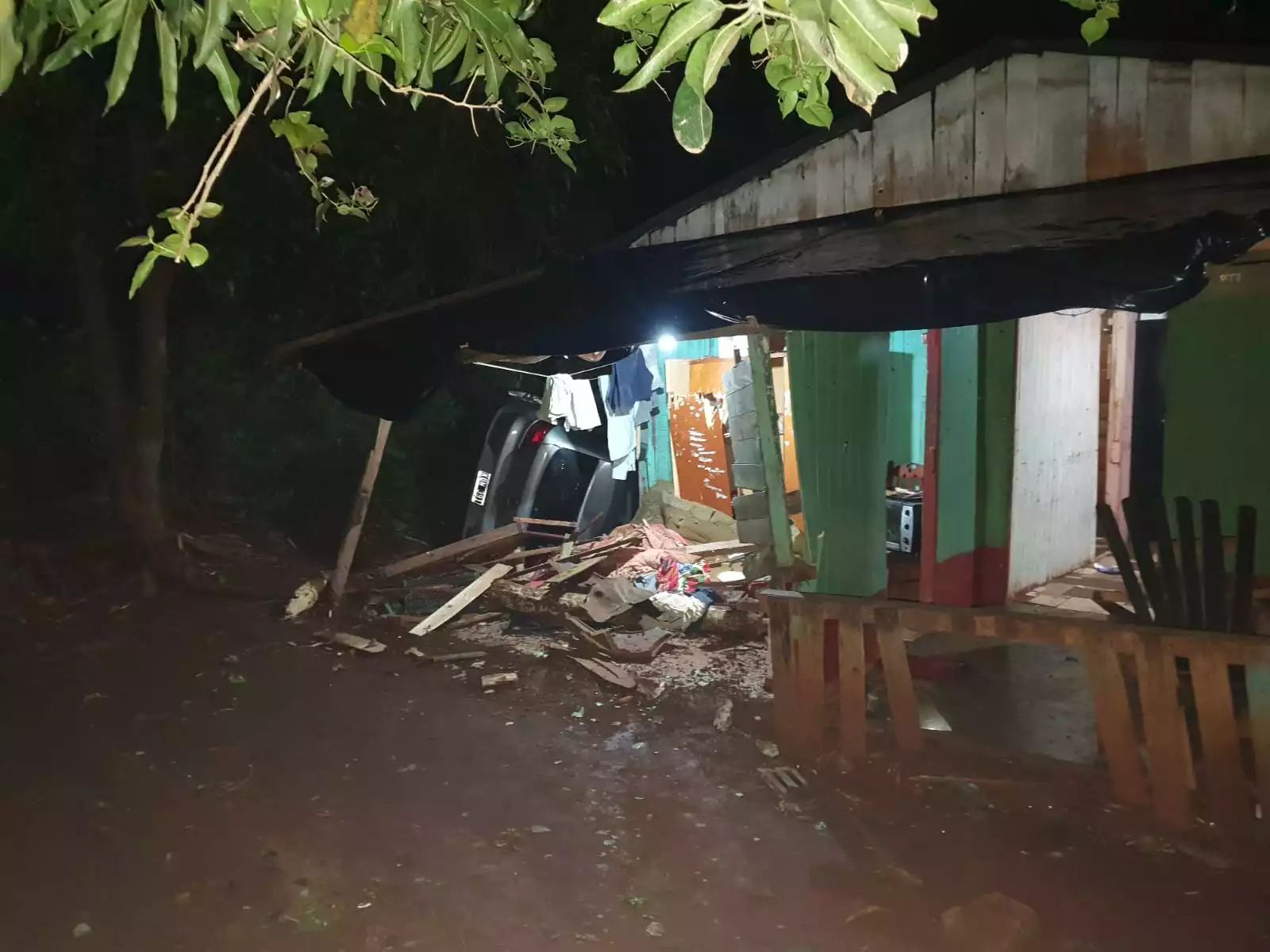 Como consecuencia del hecho, una de las paredes de madera del inmueble cedió sobre dos jóvenes de 14 y 19 años que dormían