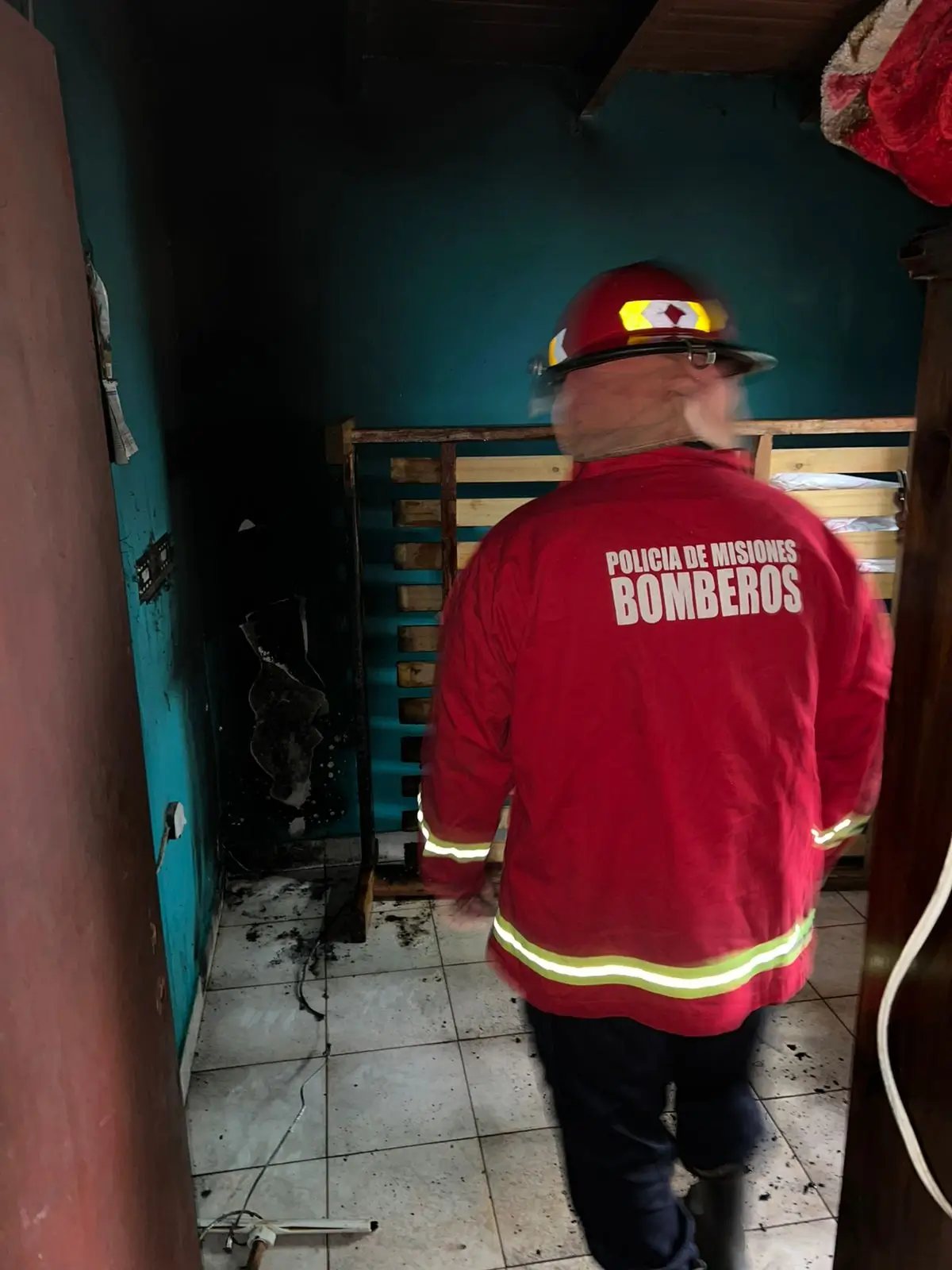 Le prendió una vela a un santo y casi se incendia su casa en Oberá