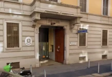 Se tiró de un cuarto piso, cayó sobre una mujer de 83 años: ella murió, él sigue vivo