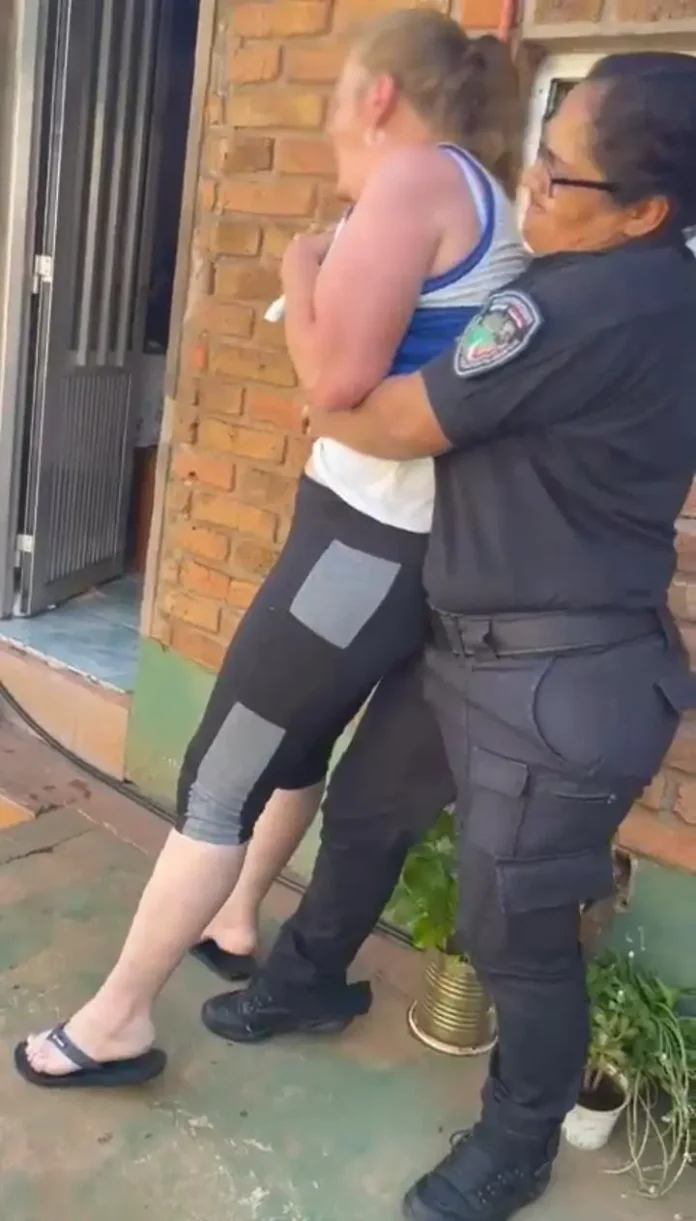 policías salvaron la vida de una mujer que se asfixiaba en su casa policías salvaron la vida de una mujer que se asfixiaba en su casa