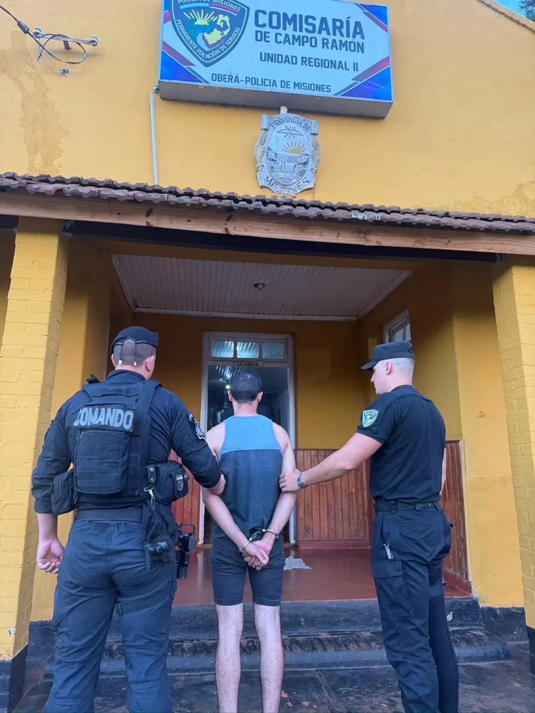 Celos y violencia en Campo Ramón: encerró a su ex y al novio adolescente, los golpeó y terminó detenido