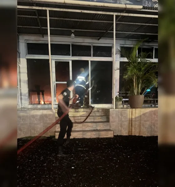 Encapuchados iniciaron un incendio en la funeraria de Coleco en El Soberbio