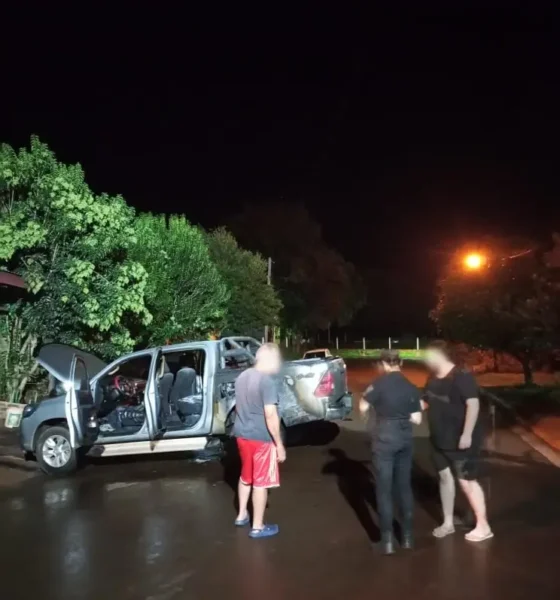 Camioneta en llamas en plena madrugada en San Vicente: investigan si fue intencional