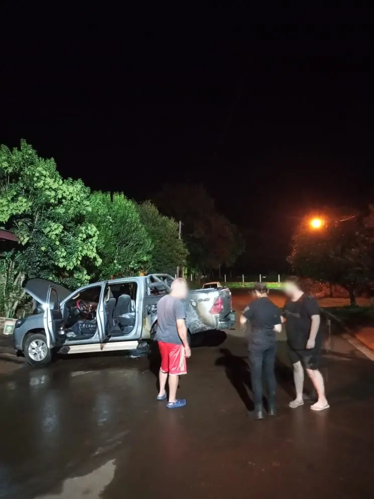 Camioneta en llamas en plena madrugada en San Vicente: investigan si fue intencional