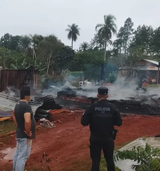 Incendio arrasó una vivienda en Dos de Mayo y una familia se salvó de milagro