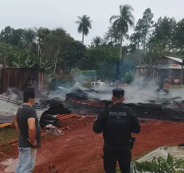 Incendio arrasó una vivienda en Dos de Mayo y una familia se salvó de milagro
