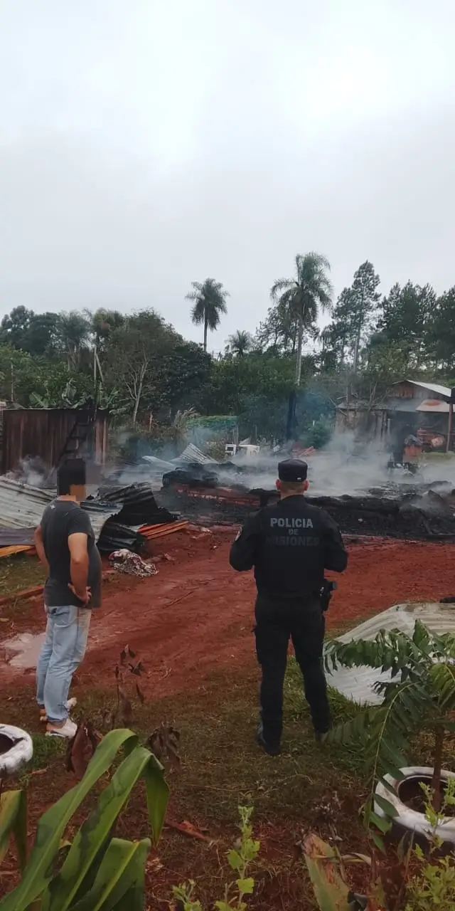 Incendio arrasó una vivienda en Dos de Mayo y una familia se salvó de milagro