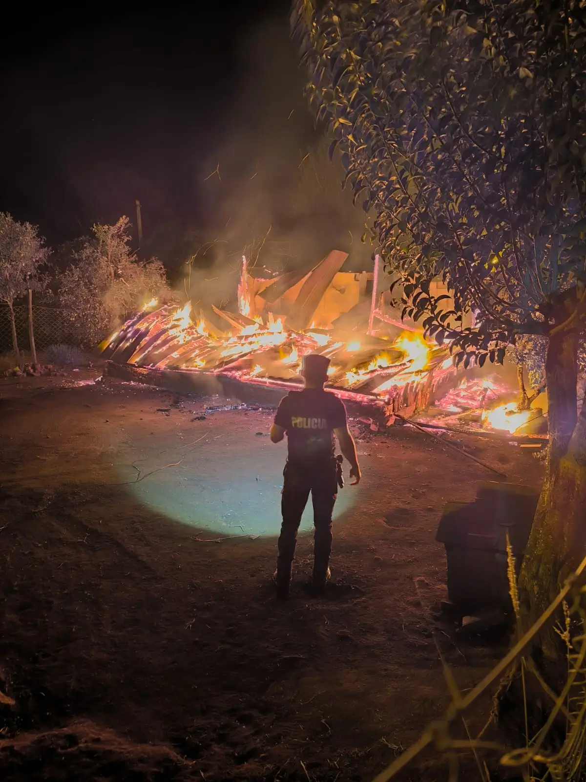 Tragedia en Dos de Mayo: una mujer murió en un incendio que destruyó su casa